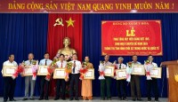 Lễ trao tặng huy hiệu Đảng và sinh hoạt chuyên đề 2024